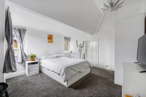 2 bedroom maisonette to rent, North End Road, Golders Green