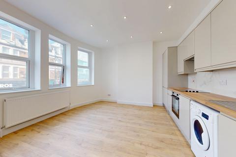 3 bedroom apartment to rent, Grand Parade, Green Lanes, London, London, N4