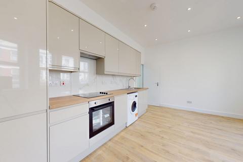 3 bedroom apartment to rent, Grand Parade, Green Lanes, London, London, N4