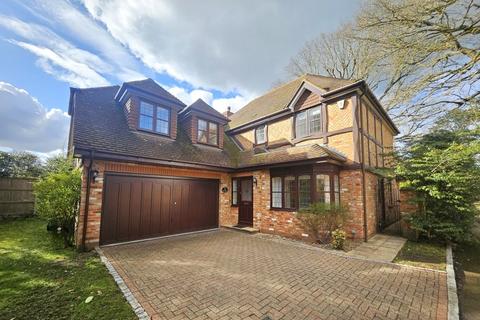 5 bedroom detached house to rent, Walton-on-Thames, Surrey, KT12