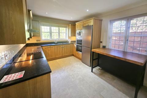 5 bedroom detached house to rent, Walton-on-Thames, Surrey, KT12