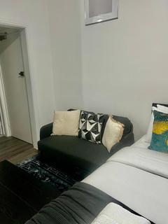 Studio to rent, Deptford Broadway, London SE8