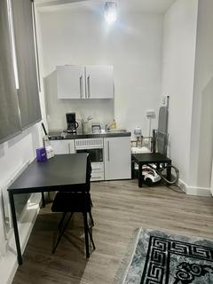 Studio to rent, Deptford Broadway, London SE8