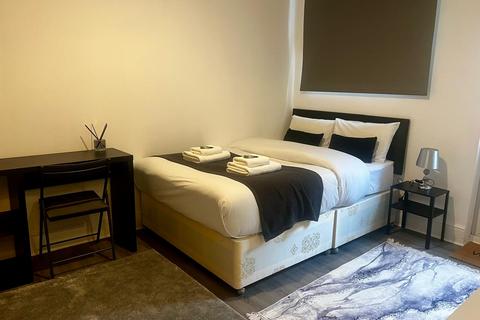 Studio to rent, Deptford Broadway, London SE8