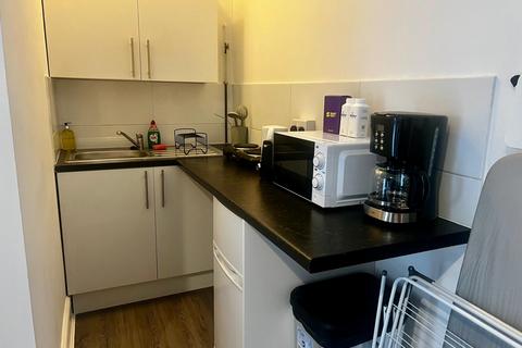 Studio to rent, Deptford Broadway, London SE8
