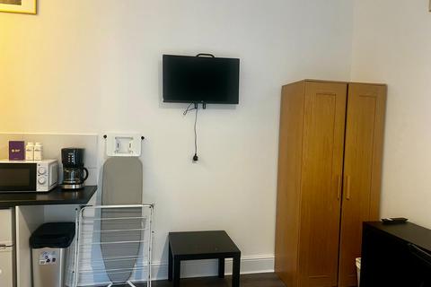 Studio to rent, Deptford Broadway, London SE8