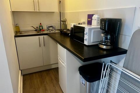 Studio to rent, Deptford Broadway, London SE8