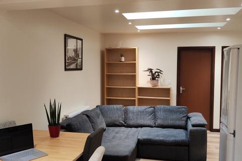 6 bedroom end of terrace house to rent, Nottingham NG7