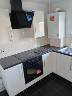 2 bedroom flat to rent, Cobdens, Chigwell, IG7