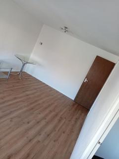 2 bedroom flat to rent, Cobdens, Chigwell, IG7