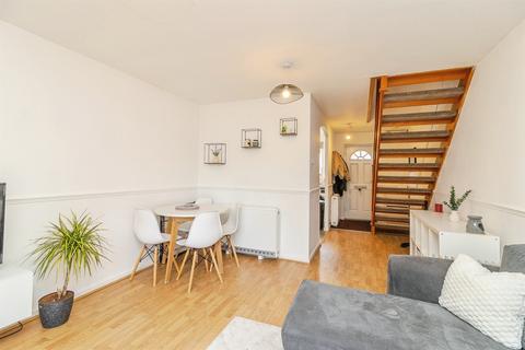 2 bedroom terraced house for sale, Pettingrew Close, Walnut Tree, Milton Keynes