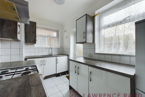2 bedroom flat to rent, Bury Avenue, Hayes, UB4