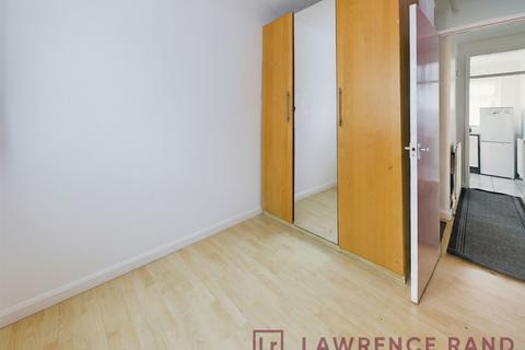 2 bedroom flat to rent, Bury Avenue, Hayes, UB4