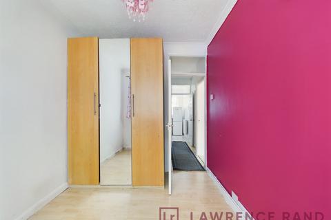 2 bedroom flat to rent, Bury Avenue, Hayes, UB4