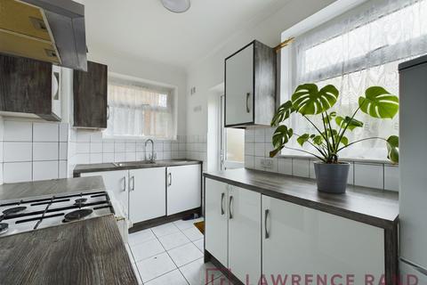 2 bedroom flat to rent, Bury Avenue, Hayes, UB4