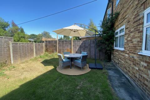 2 bedroom flat to rent, Bury Avenue, Hayes, UB4
