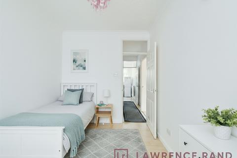 2 bedroom flat to rent, Bury Avenue, Hayes, UB4