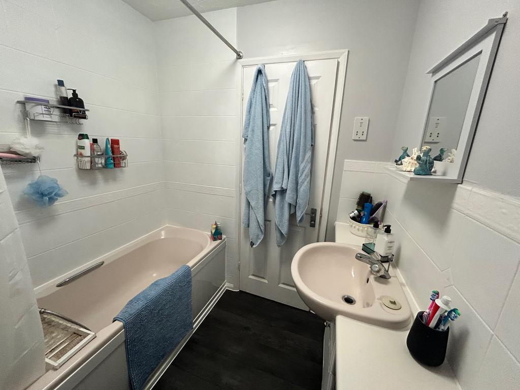 Bathroom A - 17 Cobham Close.jpg
