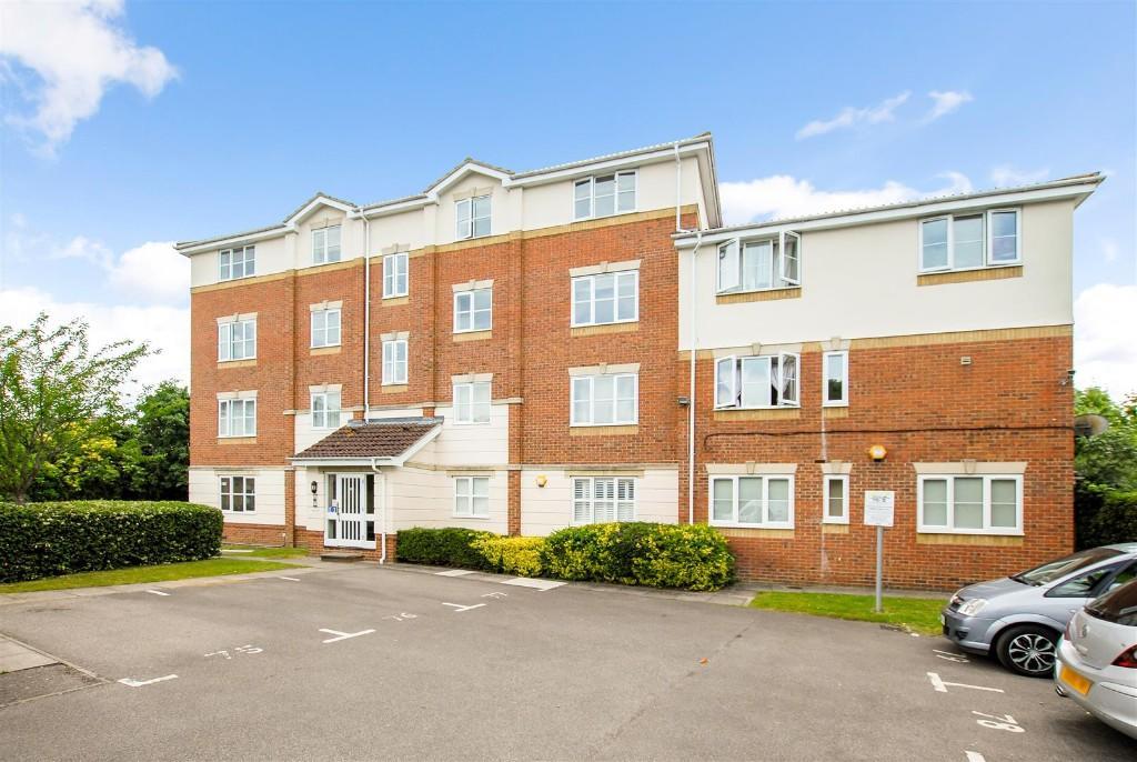 Front of building - 17 Cobham Close.jpg
