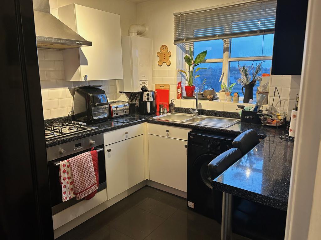 Kitchen - 17 Cobham Close.jpg