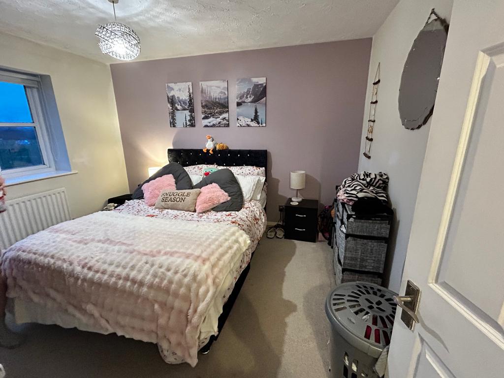 Bedroom B - 17 Cobham Close.jpg
