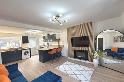 3 bedroom semi-detached house to rent, Anderson Crescent, Beeston