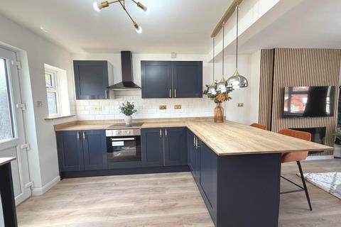 3 bedroom semi-detached house to rent, Anderson Crescent, Beeston
