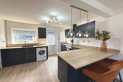 3 bedroom semi-detached house to rent, Anderson Crescent, Beeston