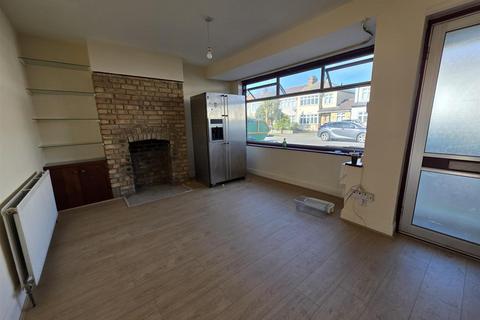 4 bedroom house to rent, Chestnut Avenue, Hornchurch RM12