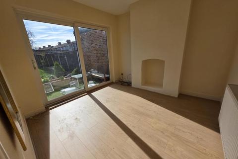 4 bedroom house to rent, Chestnut Avenue, Hornchurch RM12