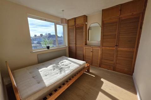 4 bedroom house to rent, Chestnut Avenue, Hornchurch RM12