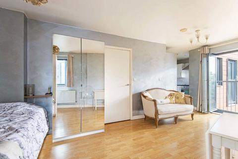 Studio to rent, Millstone Close, London E15