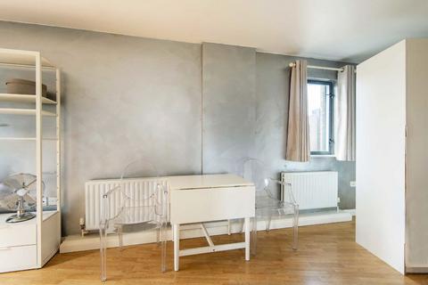 Studio to rent, Millstone Close, London E15