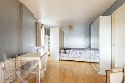 Studio to rent, Millstone Close, London E15
