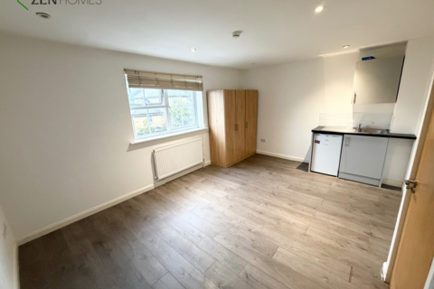 Studio to rent, London N11