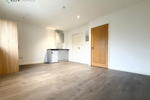 Studio to rent, London N11