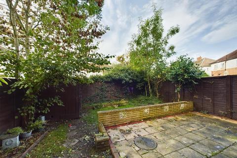 2 bedroom maisonette to rent, Northdown Close, Ruislip HA4