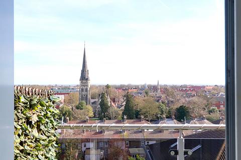 2 bedroom flat to rent, New Road, Brentwood, CM14