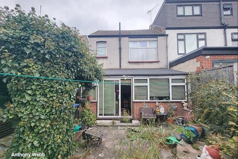 3 bedroom end of terrace house for sale, Evesham Road, New Southgate, London N11