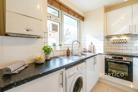 2 bedroom flat to rent, Henty Close, London, SW11