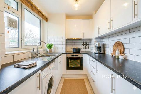 2 bedroom flat to rent, Henty Close, London, SW11
