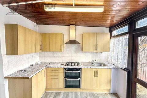 3 bedroom end of terrace house to rent, Wolsey Avenue, East Ham, E6 6HF