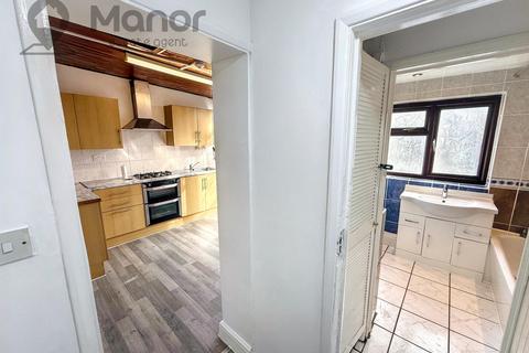 3 bedroom end of terrace house to rent, Wolsey Avenue, East Ham, E6 6HF