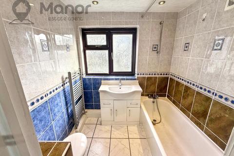 3 bedroom end of terrace house to rent, Wolsey Avenue, East Ham, E6 6HF