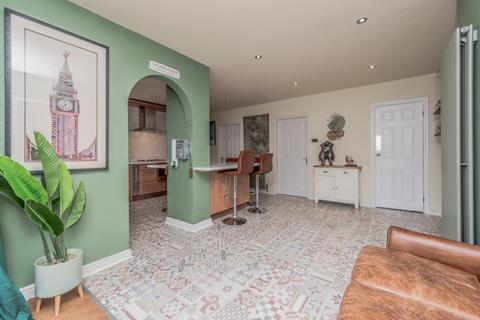 6 bedroom detached house for sale, Hartshead Court, Liversedge, West Yorkshire, WF15