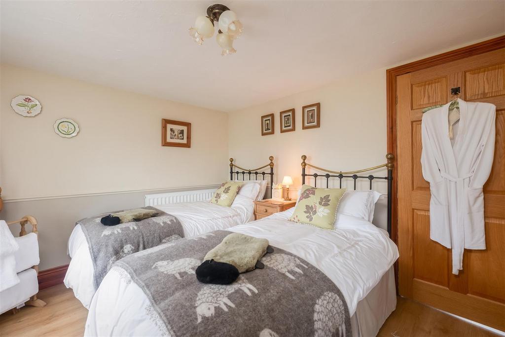 Two Hoots Bedroom 2-2.jpg