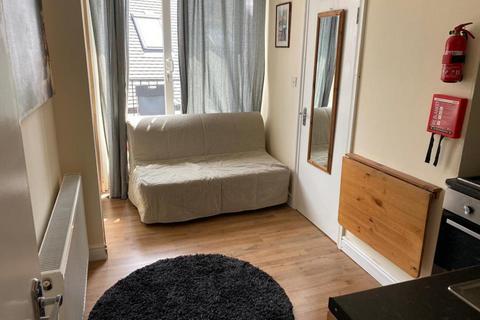 Studio to rent, Beechcroft Avenue, London, NW11