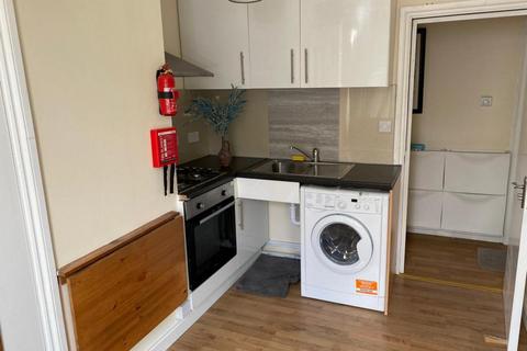 Studio to rent, Beechcroft Avenue, London, NW11