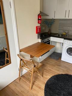 Studio to rent, Beechcroft Avenue, London, NW11