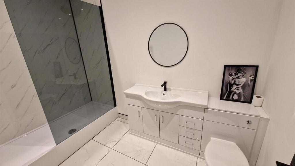 Bathroom 3.jpg